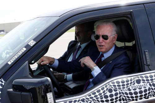 조 바이든 미국 대통령이 18일(현지 시간) 미시간주 디어본에 위치한 포드 공장에서 신형 전기 픽업트럭 ‘F-150 라이트닝’을 직접 운전하고 있다. /로이터연합뉴스