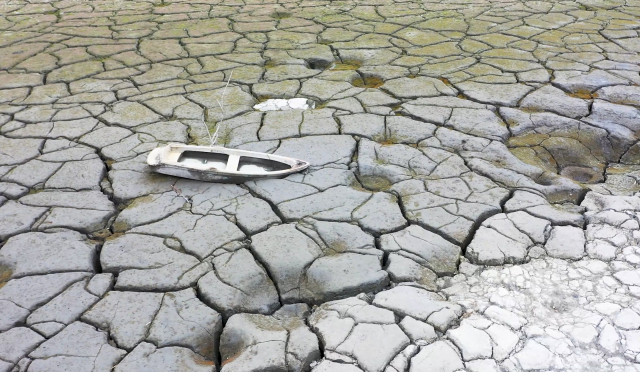 최근 대만 중부 지역의 한 호수가 극심한 가뭄으로 바닥을 완전히 드러난 가운데 배가 좌초돼 있다. /AP연합뉴스