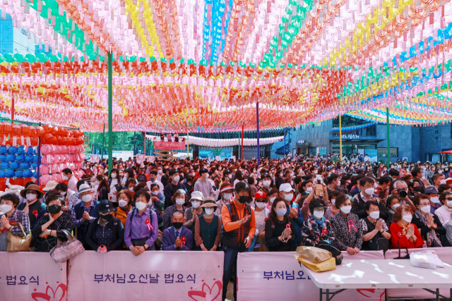 19일 서울 종로구 조계사를 찾은 불교 신자들이 불기 2565년 부처님오신날 봉축법요식에 참석하고 있다.