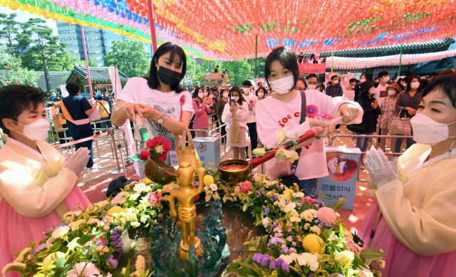 불기 2565년 부처님오신날인 19일 서울 종로구 조계사에서 열린 부처님오신날 봉축법요식에서 신도들이 관불의식을 하고 있다.