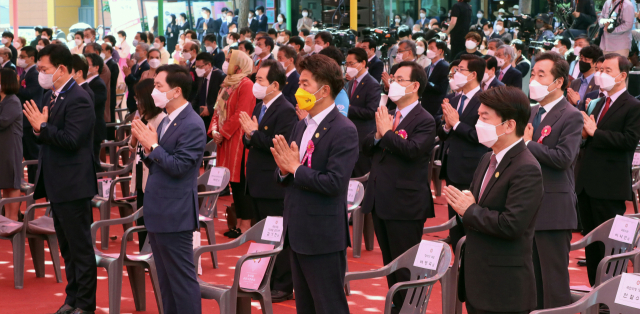 불기 2565년 부처님오신날인 19일 오전 서울 종로구 조계사에서 봉축법요식이 열렸다. 안철수 국민의당 대표, 여영국 정의당 대표, 김기현 국민의힘 원내대표, 송영길 더불어민주당 대표(앞줄 오른쪽부터)가 합장하고 있다.