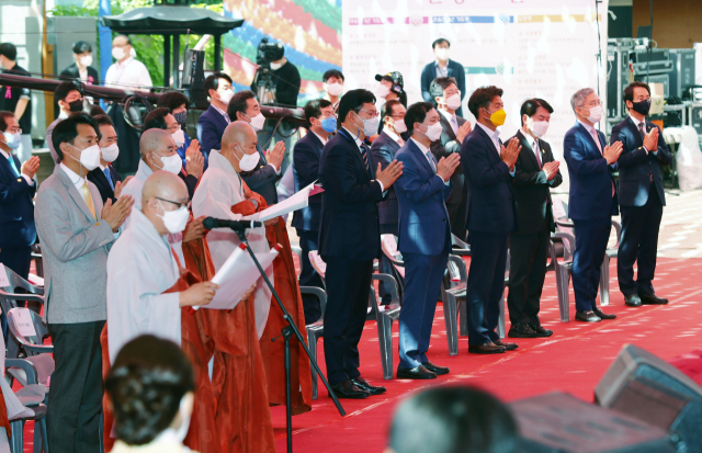 19일 서울 종로구 조계사에서 열린 불기 2565년 부처님오신날 봉축법요식에서 여야 정치인들이 합장하고 있다.