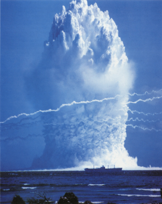 1950대 미국이 실시한 8킬로톤 규모의 수중핵실험 'Track Umbrella'로 인해 선박보다 훨씬 높은 물 기둥이 해일처럼 솟구치는 모습. 일반적으로 핵어뢰 폭발시 위력은 이보다 큰 10킬로톤 이상으로 알려져 있는데 북한이 개발시 미군의 한반도 증원에 위협이 될 수 있다. /사진제공=미 해군