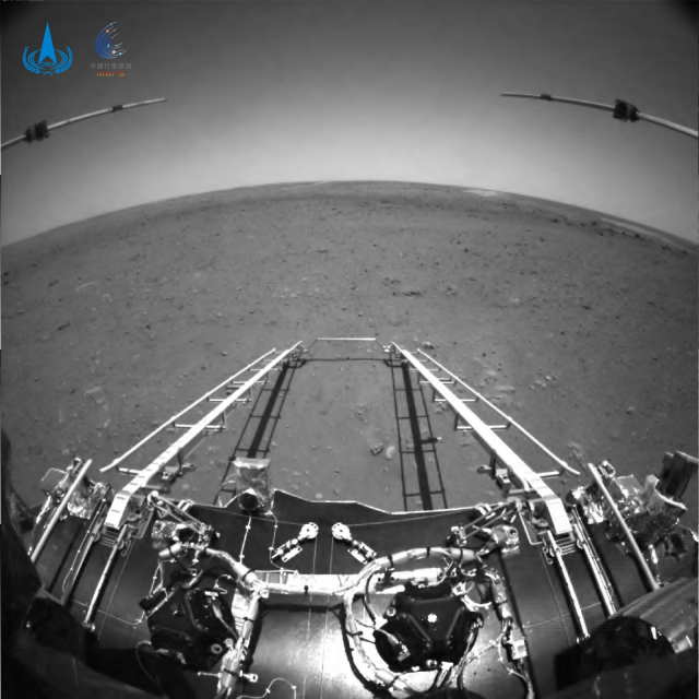 중국의 화성 탐사 로봇 ‘주룽’이 촬영한 화성 표면의 모습. 중국 정부는 화성 탐사선 ‘톈원(天問) 1호’가 지난 15일 화성 ‘유토피아 평원’ 남부에 착륙한 지 4일 후인 19일 주룽이 처음으로 촬영해 전송한 사진을 공개했다. 주룽은 3개월간 화성 표면의 토양과 대기 등에 대해 조사할 예정이다./AP연합뉴스