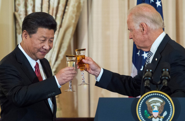 2015년 9월 미국을 방문한 시진핑 중국 국가주석이 조 바이든 당시 미국 부통령과 건배를 하고 있다. 바이든의 대통령 취임이후 미중 관계는 한층 긴장상태다. /AFP연합뉴스