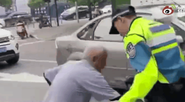[영상]'교통 단속 항의해서…'80세 노인 눈에 후추 스프레이 뿌린 中 경찰