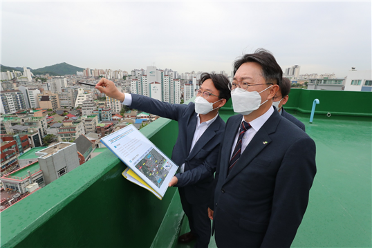 김현준(오른쪽) LH 사장이 증산4구역을 방문해 주변을 둘러보고 있다. /사진제공=LH