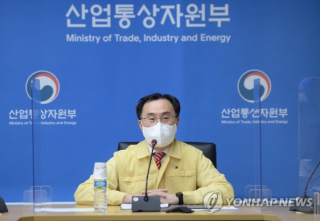 문승욱 산업통상자원부 장관이 부처 관계자들에게 적극적인 정책 추진을 당부하고 있다.
