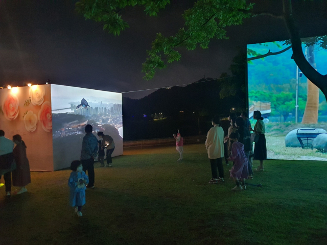 울산 태화강국가정원에서 진행된 미디어 아트 전시 '빛의 정원'을 찾은 시민들이 사회적 거리두기를 준수한 채 관람하고 있다. /사진 제공=울산시