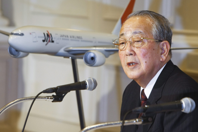 이나모리 가즈오 교세라 명예회장은 지난 2010년 총리까지 나선 거듭된 요청에 파산 위기에 몰린 일본 항공(JAL) 회장을 맡아 8개월 만에 부채를 청산했다./사진=연합뉴스