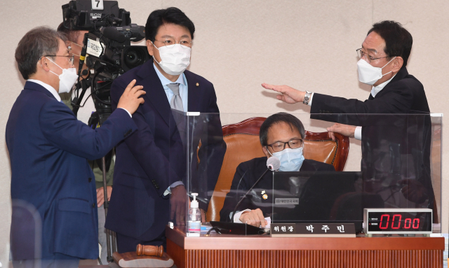 20일 국회 법제사법위원회 전체회의에서 국민의힘 김도읍 간사와 의원들이 간사로 선임된 더불어민주당 박주민 의원의 사회권을 인정하지 않는다며 항의하고 있다./연합뉴스