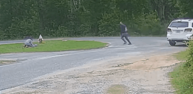 [영상] 칼든 납치범을 발차기로 쫓아낸 美 11세 소녀