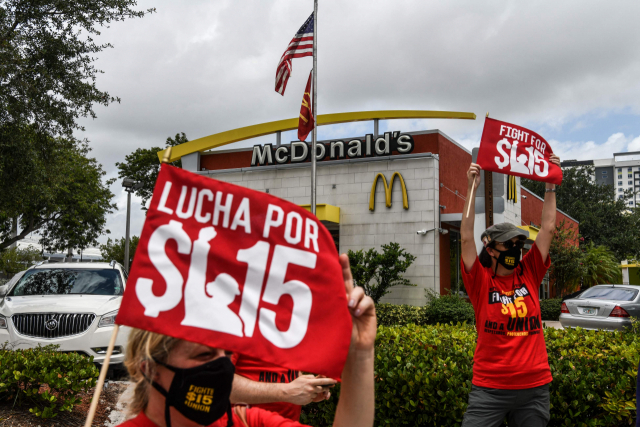 미국 맥도날드 근로자들이 19일(현지시간) 플로리다주 포트 로더데일의 매장 앞에서 시급을 15달러로 올려줄 것을 요구하며 시위하고 있다. /AFP