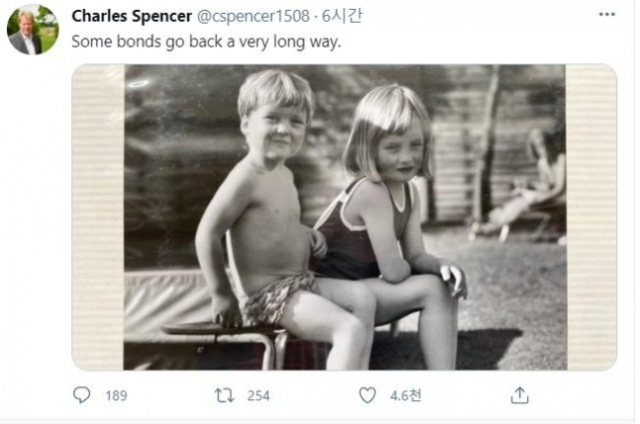 20일(현지시간) 스펜서 백작은 누나와 어릴 적에 찍은 사진을 트위터에 공개했다. /트위터 캡처