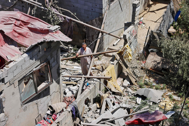이스라엘 공습으로 집 잃은 팔레스타인 주민./연합뉴스