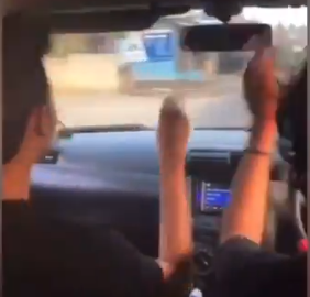 [영상] '운전하면서 춤추다가'…저수지에 처박힌 인니 청년 車