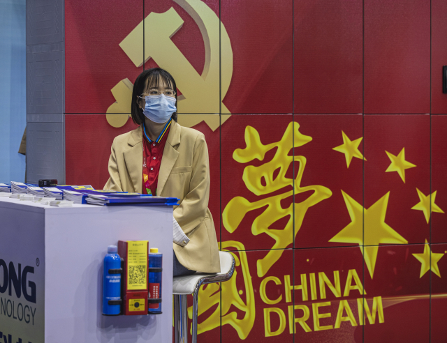지난 19일 중국 상하이에서 열린 한 전시회에서 안내원이 방문객을 기다리고 있다. /EPA연합뉴스