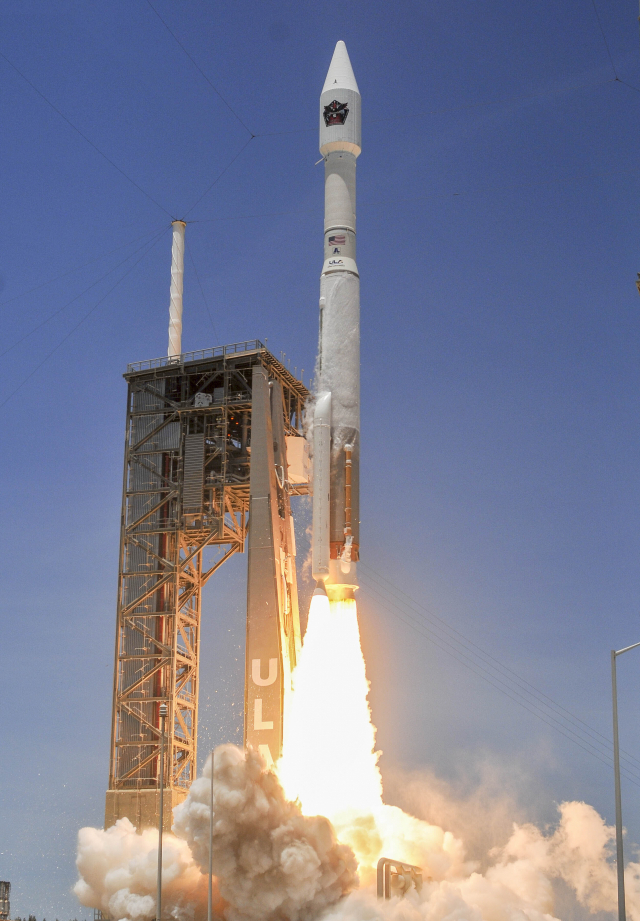 미국 플로리다주 케이프내버럴 우주군 기지에서 지난 18일(현지시간) 탄도미사일 감지 위성이 로켓에 탑재돼 발사대에서 이륙하고 있다. /연합뉴스