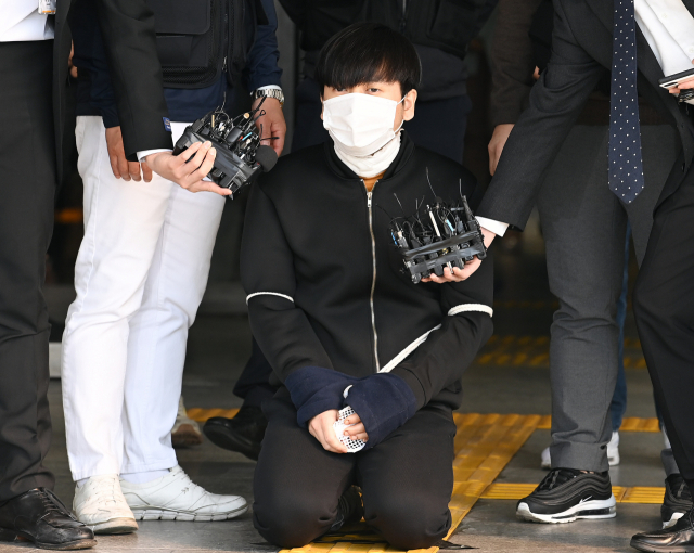 '노원 세 모녀 살인 사건' 피의자 김태현이 지난달 9일 오전 서울 도봉경찰서에서 검찰로 송치되며 