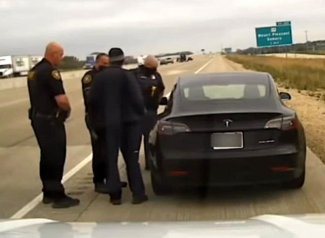 미국 위스콘신주 케노샤 카운티에서 경찰들이 자율주행 모드 상태로 차량 안에서 잠든 운전자의 차량을 세워 조사하고 있다./출처=위스콘신주 경찰
