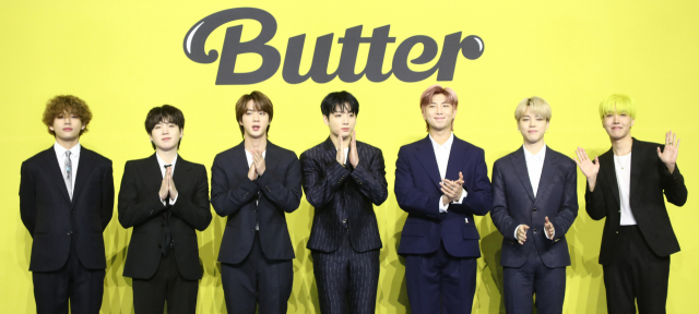 그룹 방탄소년단(BTS)이 21일 오후 서울 송파구 올림픽공원 올림픽홀에서 열린 새 디지털 싱글 ‘버터(Butter)’ 발매 기념 글로벌 기자 간담회에서 포즈를 취하고 있다. /연합뉴스