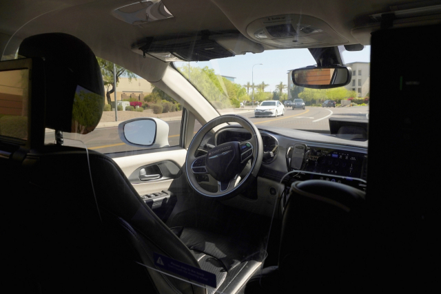 구글의 자율주행차 사업 유닛인 웨이모 차량이 지난 4월7일 미국 애리조나의 챈들러에서 운전석에 사람이 타지 않은 상태에서 테스트 주행을 하고 있다. /AP연합뉴스