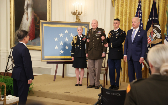 미국을 방문중인 문재인 대통령이 21일 오후(현지시간) 조 바이든 미국 대통령이 참석한 가운데 백악관 이스트룸에서 열린 한국전쟁 명예 훈장 수여식에 참석해 있다./워싱턴=연합뉴스
