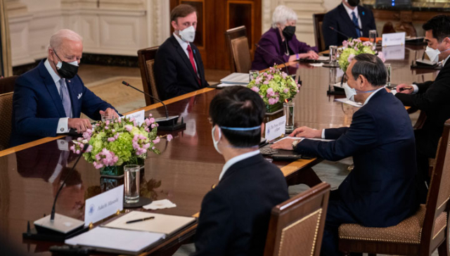 지난달 16일(현지시간) 바이든 미국 대통령(왼쪽)이 마스크를 두 장 겹쳐 쓴 채 스가 일본 총리와 백악관에서 확대 양자회담을 하고 있다. /연합뉴스