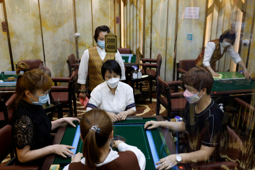 홍콩 마작방 직원들이 방역수칙에 따라 마스크를 쓰는 시범을 보이고 있다. /EPA연합뉴스