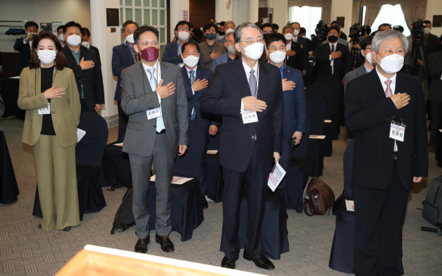 윤석열 전 검찰총장을 지지하는 전문가그룹인 '공정과 상식을 위한 국민연합(공정과 상식)'이 21일 오전 출범했다. 이날 오전 서울 중구 프레스센터에서 열린 출범식에서 참석자들이 국기에 경례하고 있다. /연합뉴스