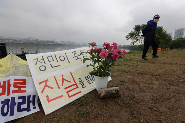 서울 반포한강공원 수상택시 승강장 인근에 고(故) 손정민씨의 추모공간이 마련돼있다. /연합뉴스