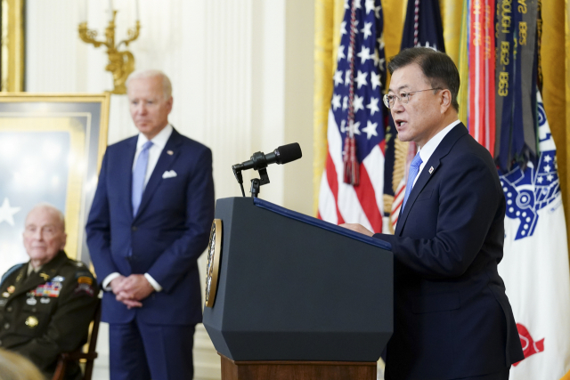 미국을 방문 중인 문재인(오른쪽) 대통령이 21일 오후(현지시간) 조 바이든 미국 대통령이 참석한 가운데 백악관 이스트룸에서 열린 한국전쟁 명예 훈장 수여식에서 연설하고 있다. /연합뉴스