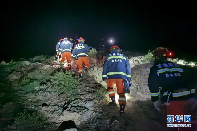 산악마라톤 도중 대규모 인명 사고가 난 중국 간쑤성에서 구조대원들이 실종자를 찾기 위해 산을 오르고 있다. /신화망