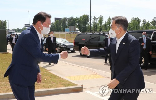 (애틀랜타=연합뉴스) 최재구 기자 = 문재인 대통령이 22일 오후(현지시간) 미국 애틀랜타 SK이노베이션 전기차 배터리 공장을 방문, 최태원 SK회장 영접을 받고 있다.