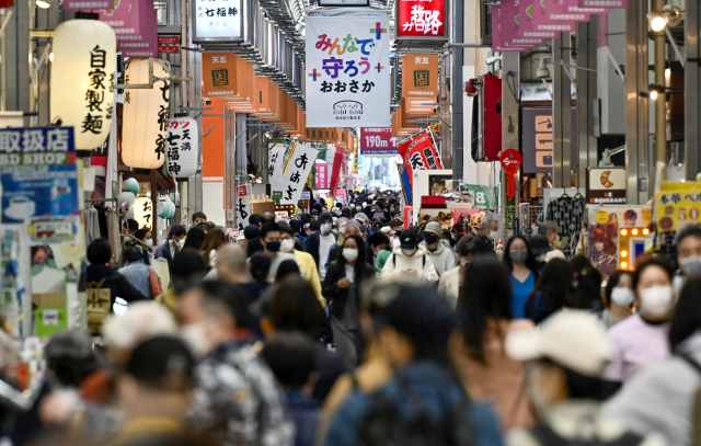 일본 오사카 번화가에서 마스크를 쓴 행인들이 길을 걷고 있다. /연합뉴스