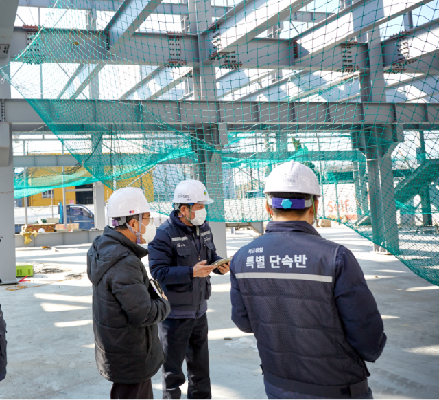 안전보건공단 패트롤 현장점검반원들이 한 사업장을 방문해 위험요인을 점검하고 있다./사진제공=안전공단