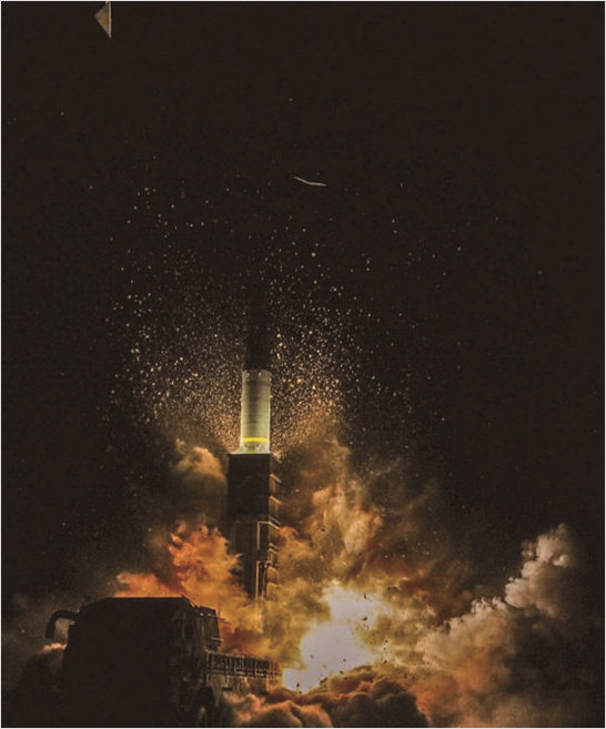 현무-2 탄도미사일이 지난 2017년 11월 29일 새벽 동해안에서 실시된 지·해·공 미사일 합동 정밀타격훈련에서 발사되고 있다. /사진제공=ADD