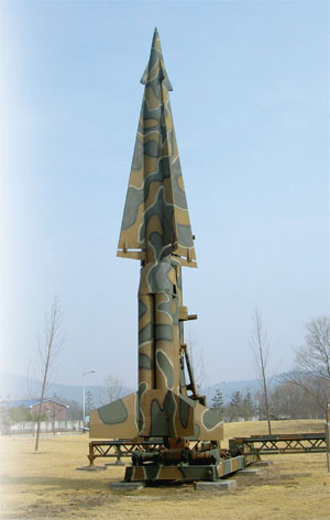 우리나라가 미군의 나이키허큘리스 미사일을 넘겨 받아 이를 기반으로 개발한 최초의 국산 탄도미사일 '백곰'(현재 명칭 현무-1)의 모습