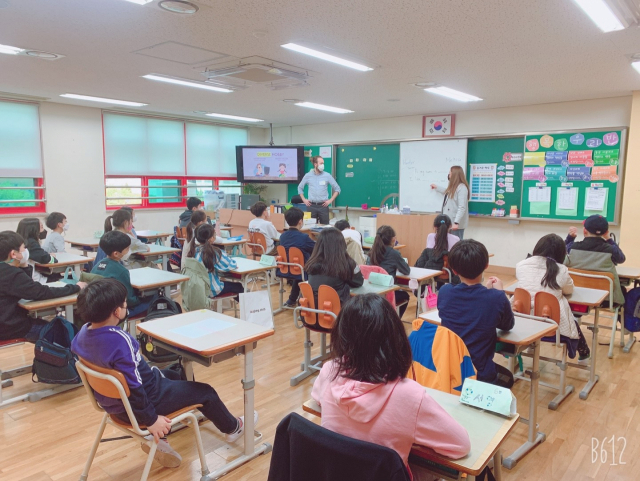 원어민 강사들이 학교에서 교육프로그램을 진행하고 있다. /사진 제공=성동구