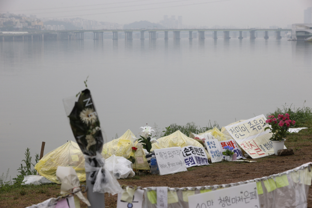 지난 18일 서울 반포한강공원 수상택시 승강장 인근에 고 손정민씨의 추모 공간이 마련돼 있다. /연합뉴스