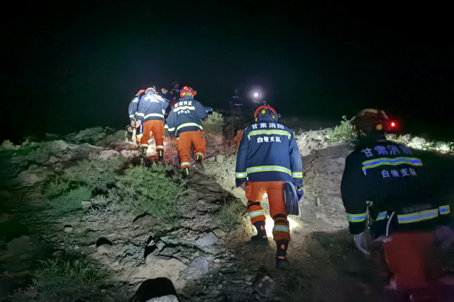 중국 북서부 간쑤성 징타이현 바이인시의 황허스린 지질공원에서 23일 구조대가 산악마라톤 실종자 수색작업을 벌이고 있다./신화연합뉴스
