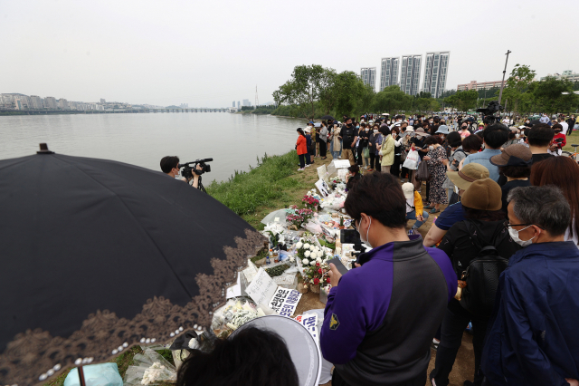 23일 서울 반포한강공원에서 고 손정민씨를 추모하는 집회가 열리고 있다./연합뉴스