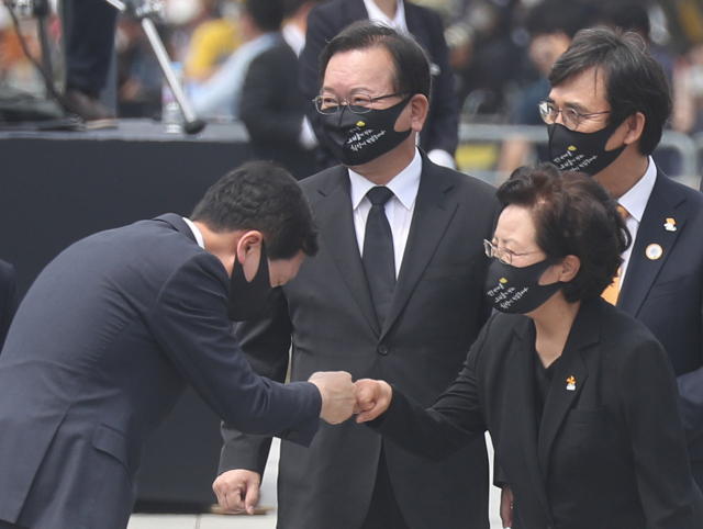 김기현(왼쪽) 국민의힘 당 대표 권한대행 겸 원내대표가 23일 경남 김해시 진영읍 봉하마을에서 엄수된 노무현 전 대통령 서거 12주기 추도식에서 권양숙 여자를 만나 주먹 맞대며 인사하고 있다./연합뉴스