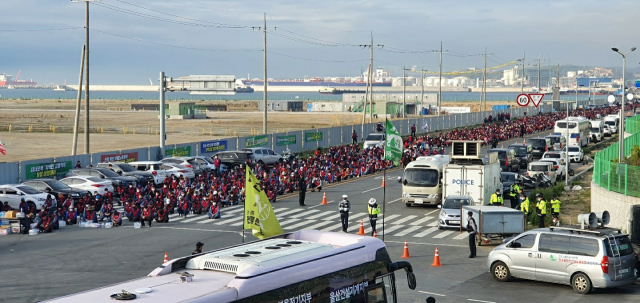 지난 12일 오전 울산 북항 공사 현장 입구에서 민주노총 전국플랜트건설노동조합 울산지부 조합원들이 집회를 열고 있다. 울산시는 사회적 거리두기 2단계로 집회 인원을 50인 미만으로 제한하고 있으나, 이날 집회 참가인원은 2,000여명에 달했다. /사진 제공=한국노총