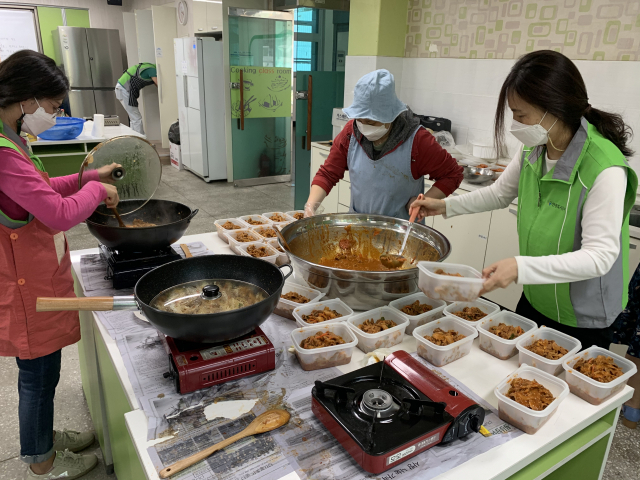 iH공사 나눔홍보부 직원들이 인천시의 한 임대아파트를 방문해 주민들에게 반찬을 나눠주는 봉사활동을 하고 있다. /사진 제공=iH공사