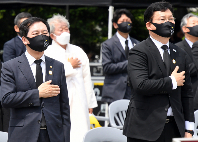 송영길(왼쪽) 더불어민주당 대표와 김기현 국민의힘 당 대표 권한대행 겸 원내대표가 23일 오전 경남 김해시 진영읍 봉하마을에서 열린 노무현 전 대통령 12주기 추도식에 참석해 국기에 경례하고 있다. /연합뉴스