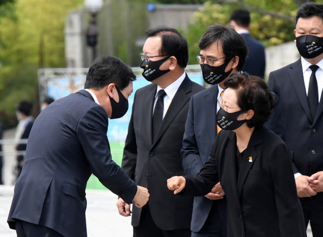 김기현(왼쪽) 국민의힘 원내대표 겸 당 대표권한 대행이 23일 경남 김해시 진영읍 봉하마을에서 엄수된 노무현 전 대통령 서거 12주기 추도식에서 권양숙 여사와 주먹인사 하고 있다. /연합뉴스