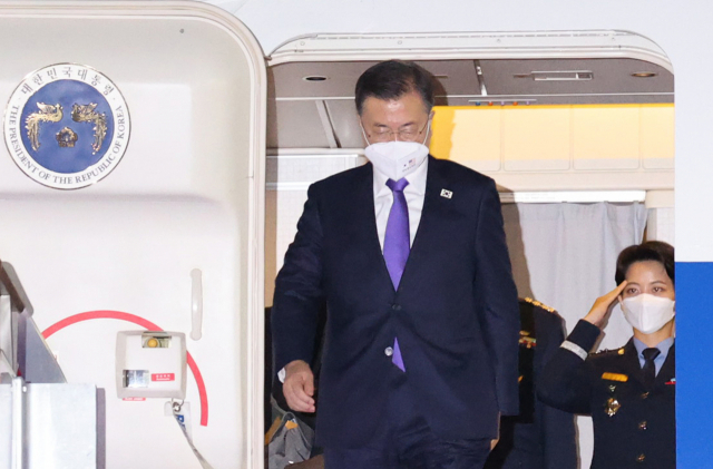 미국 방문을 마친 문재인 대통령이 23일 서울공항에 도착, 공군1호기에서 내리고 있다./연합뉴스