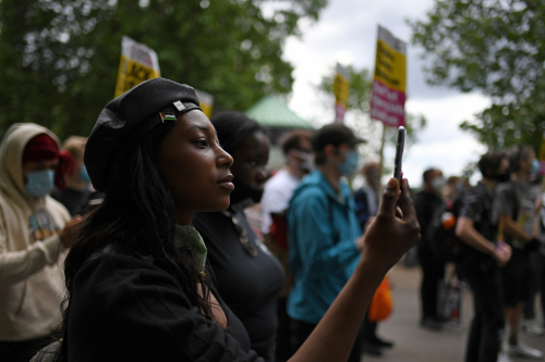 지난해 6월 영국 런던 하이드파크에서 열린 BLM 시위에 참여한 흑인인권운동가 사샤 존슨. /AP연합뉴스