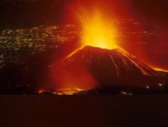 아프리카 콩고민주공화국(민주콩고) 동부 고마에 있는 니라공고화산이 22일(현지시간) 폭발해 용암이 하늘로 치솟고 있다. /AP연합뉴스